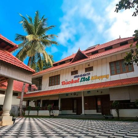 Aramana Holiday Inn Alappuzha Exteriör bild