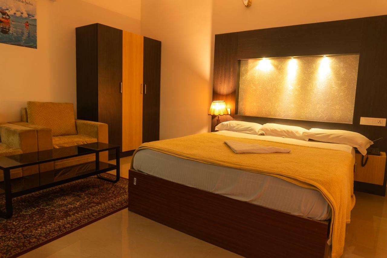 Aramana Holiday Inn Alappuzha Exteriör bild