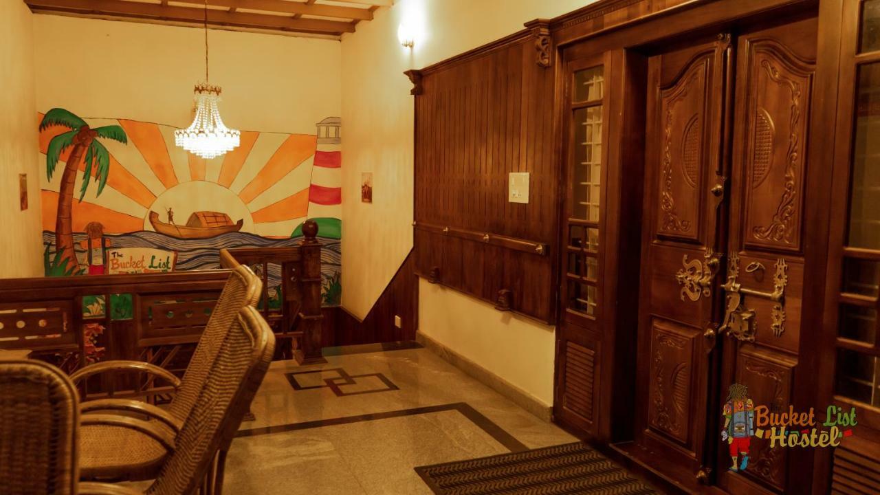 Aramana Holiday Inn Alappuzha Exteriör bild