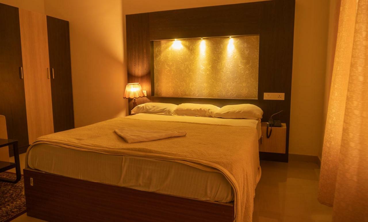 Aramana Holiday Inn Alappuzha Exteriör bild
