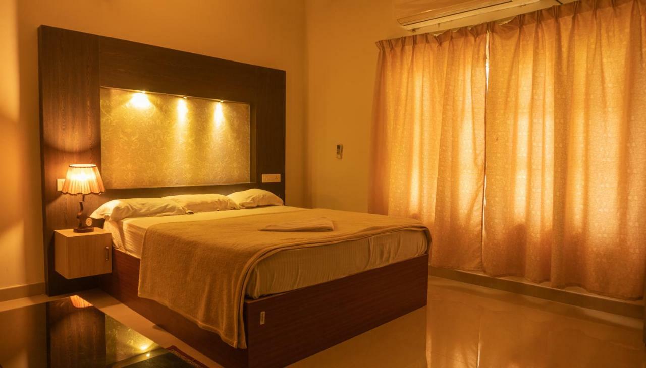 Aramana Holiday Inn Alappuzha Exteriör bild